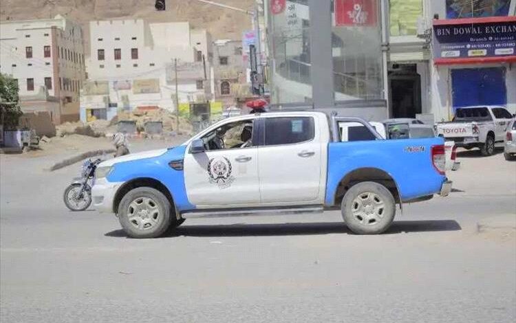 شرطة سيئون تضبط متهمَين بسرقة دراجة نارية دون وجود بلاغ عن الحادثة من مالكها