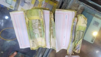 شرطة عتق تتمكن من القبض على متهم يقوم بتزوير العملة الوطنية والنصب والاحتيال للمحلات التجارية والمواطنين