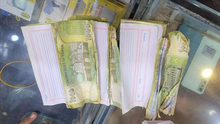 شرطة عتق تتمكن من القبض على متهم يقوم بتزوير العملة الوطنية والنصب والاحتيال للمحلات التجارية والمواطنين