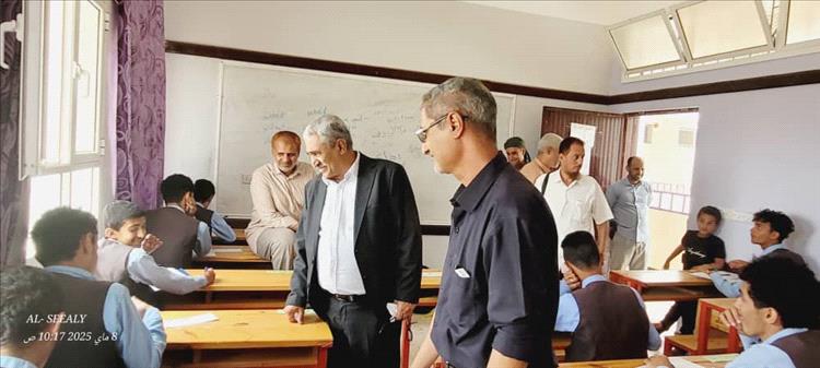 ضمن زياراته الميدانية للمراكز الاختبارية.. مدير عام مكتب التربية بالضالع يزور مراكز مدينة الضالع