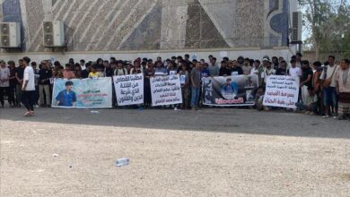 طلاب كلية الآداب ينظمون وقفة احتجاجية للمطالبة بالعدالة في قضية مقتل زميلهم سالم الزامكي