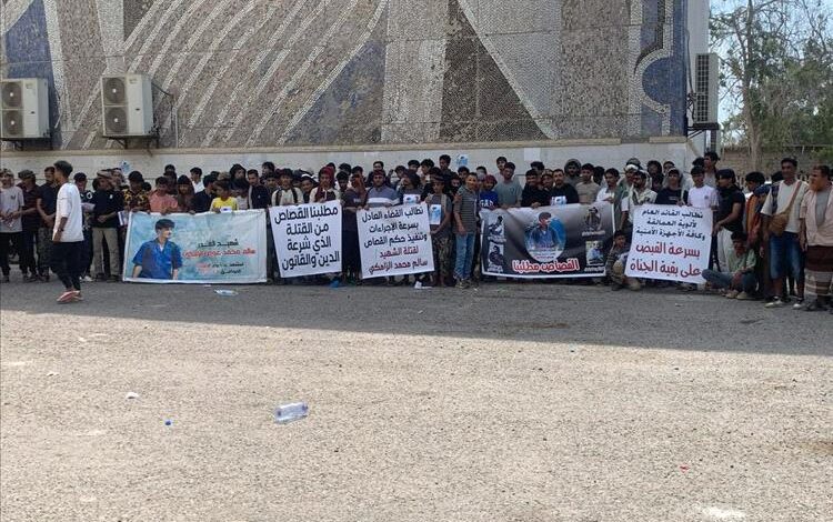 طلاب كلية الآداب ينظمون وقفة احتجاجية للمطالبة بالعدالة في قضية مقتل زميلهم سالم الزامكي