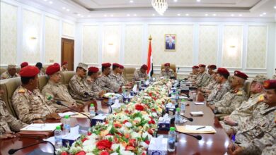 عدن: الفريق الركن الداعري يترأس اجتماعاً موسعاً لقيادة وزارة الدفاع ورؤساء الهيئات ومدراء الدوائر
