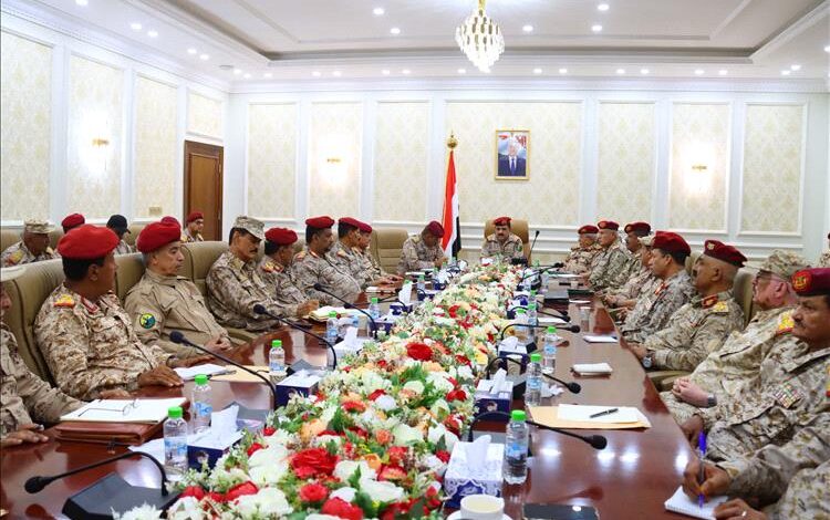 عدن: الفريق الركن الداعري يترأس اجتماعاً موسعاً لقيادة وزارة الدفاع ورؤساء الهيئات ومدراء الدوائر