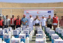 فرع جمعية الهلال الأحمر اليمني بحضرموت يوّزع حقائب النظافة للوقاية من انتشار الأوبئة بسيئون