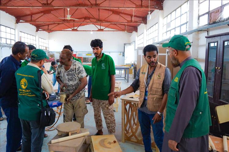 فريق مركز الملك سلمان للإغاثة يطلع على سير مشروع التمكين المهني لتحسين سبل العيش بمحافظة لحج