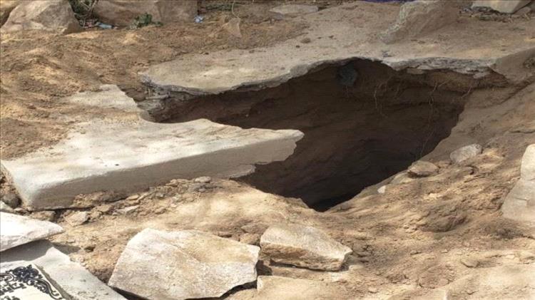 في جريمة صادمة بتعز.. مجهولون ينبشون قبرًا لاستخراج ذهب من جثة متوفي!
