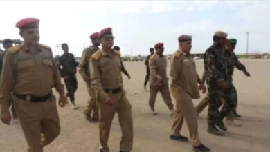 قائد القوات البرية الجنوبية يزور معسكر اللواء الأول دعم أمني في عدن ويشيد بجهوده