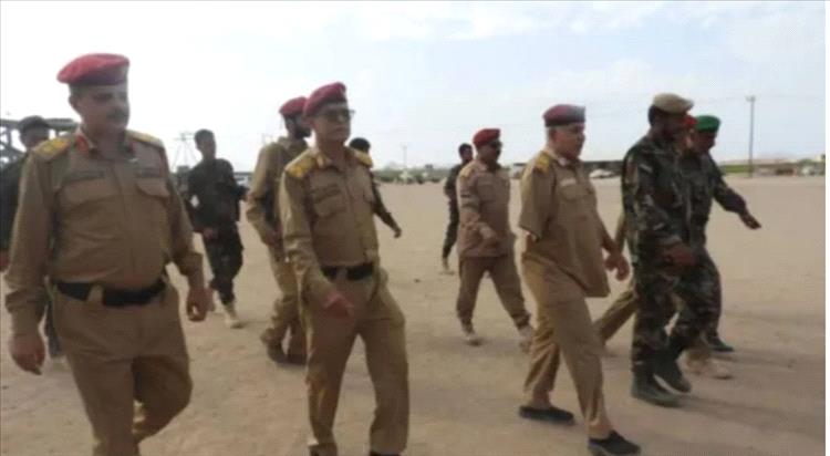 قائد القوات البرية الجنوبية يزور معسكر اللواء الأول دعم أمني في عدن ويشيد بجهوده