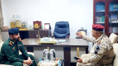 قائد المنطقة العسكرية الأولى يزور إدارة أمن حضرموت الوادي والصحراء لتعزيز الشراكة الأمنية