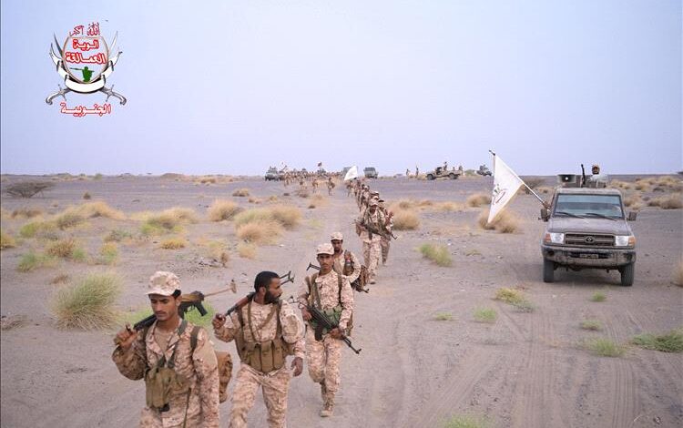 قوات العمالقة الجنوبية تنفذ مسيرًا تكتيكيًّا لتعزيز جاهزيتها القتالية