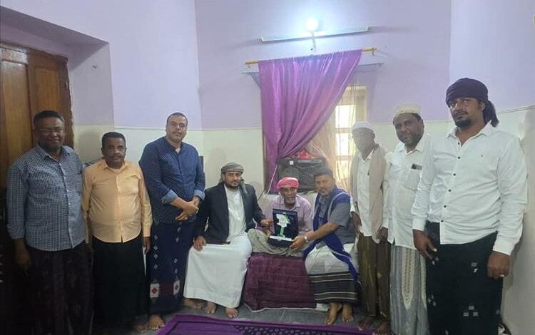 قيادات من مؤتمر حضرموت الجامع تزور الفنان حسن باحشوان للاطمئنان على صحته وتكرّمه بدرع الوفاء