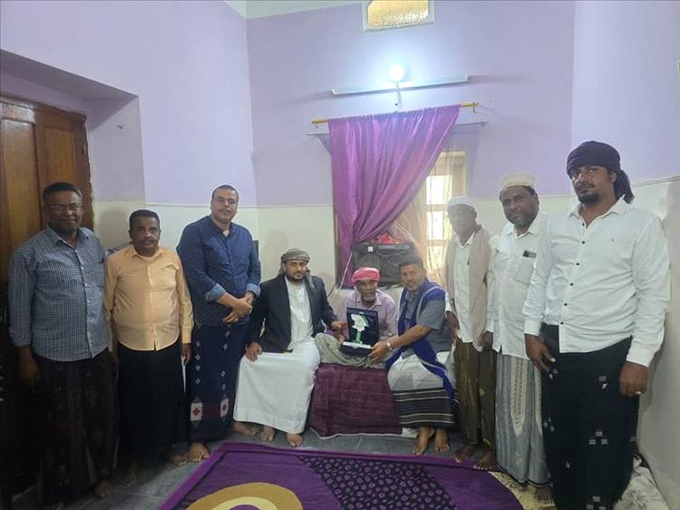 قيادات من مؤتمر حضرموت الجامع تزور الفنان حسن باحشوان للاطمئنان على صحته وتكرّمه بدرع الوفاء