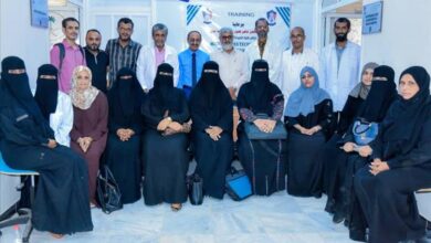 كلية الصيدلة بجامعة عدن تختتم دورة تدريبية في تقنيات الميكروسكوب