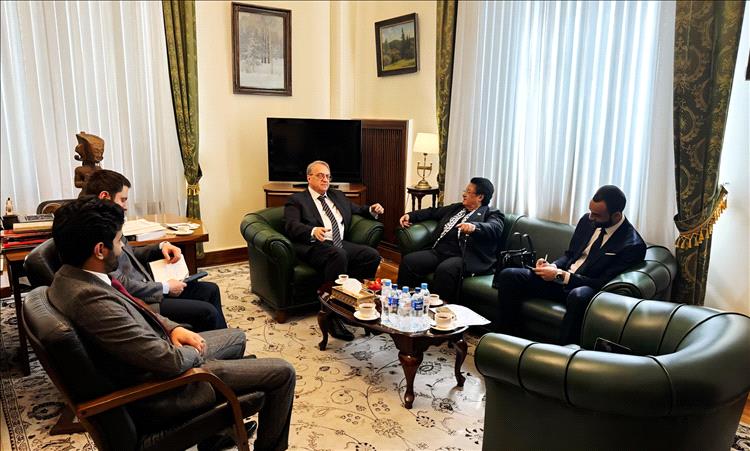 لقاء يمني _ روسي رفيع يبحث العلاقات الثنائية وعودة تشغيل محطة الحسوة في عدن