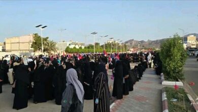 للمرة الثانية.. خروج مظاهرة نسائية حاشدة في عدن للمطالبة بتوفير الخدمات