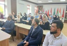 محاضرة عن السياحة البيئية في حضرموت بجامعة الشيشان ضمن فعاليات “أسبوع حضرموت” في روسيا