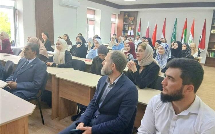 محاضرة عن السياحة البيئية في حضرموت بجامعة الشيشان ضمن فعاليات “أسبوع حضرموت” في روسيا