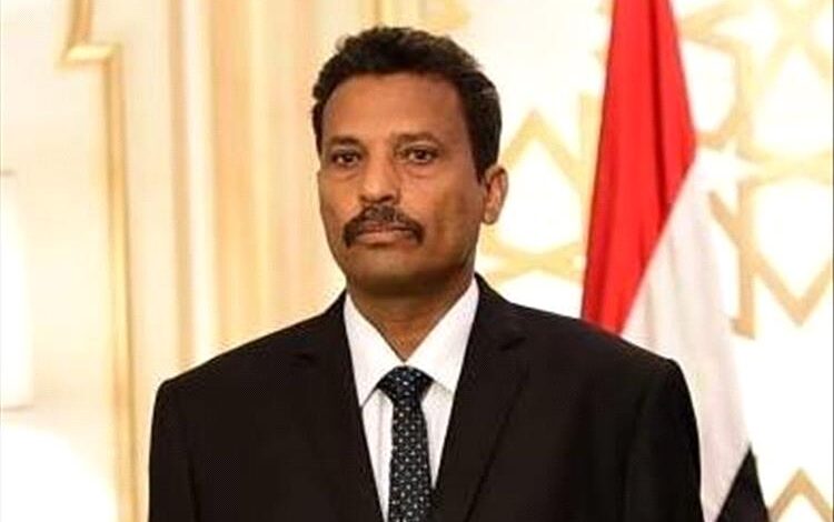 محافظ أبين يؤكد عدم ممانعة السلطة المحلية لفتح طريق ثرة ويحمّل الحوثيين مسؤولية الإغلاق