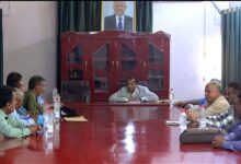 محافظ أبين يلتقي باللجنة التحضيرية لتأبين الشاعر الفقيد إيهاب باضاوي