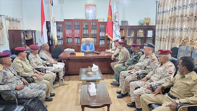 محافظ تعز يزور قيادة المحور ويؤكد على دعم الجيش الوطني