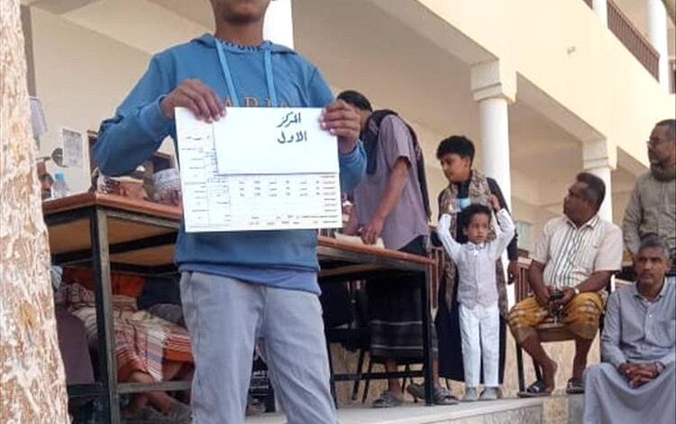 مدرسة الفقيد عليوة للتعليم الأساسي بمدينة  حبان تكرم طلابها الأوائل بمبالغ مالية والشهادات المدرسية