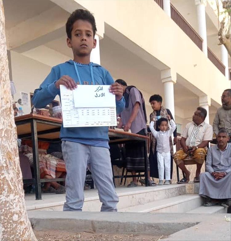 مدرسة الفقيد عليوة للتعليم الأساسي بمدينة حبان تكرم طلابها الأوائل بمبالغ مالية والشهادات المدرسية