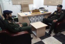 مدير أمن مطار الريان بحضرموت يزور قسم شرطة الفيوش بلحج ويشيد بالانضباط والجهوزية الأمنية