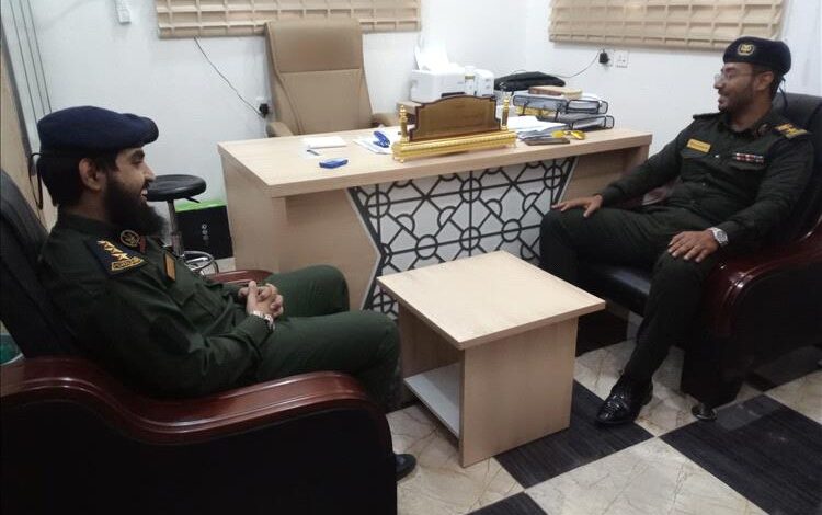 مدير أمن مطار الريان بحضرموت يزور قسم شرطة الفيوش بلحج ويشيد بالانضباط والجهوزية الأمنية