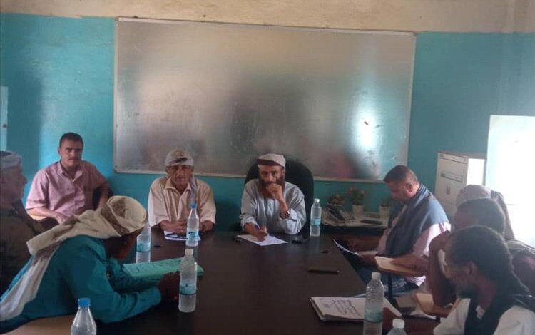 مدير التربية والتعليم طورالباحة يجتمع بمشرفي مراكز الإمتحانات .