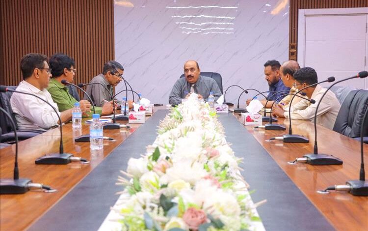 مدير تربية ساحل حضرموت يناقش إطلاق البرنامج التدريبي الخاص بتوظيف الذكاء الاصطناعي في قطاع التعليم