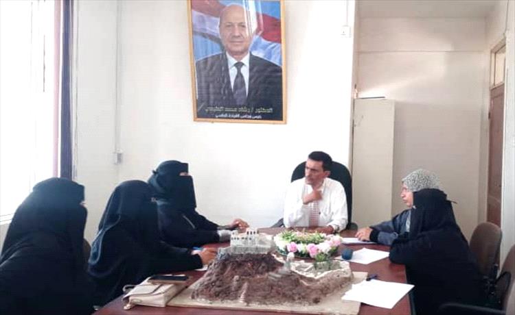 مدير عام "القاهرة" يناقش مع عدد من الناشطات قضايا الخدمات والعمل المجتمعي