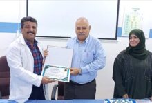 مدير عام الصحة بعدن يكرم العاملين المتميزين في مركز الطوارئ بالتواهي بمناسبة اليوم العالمي للعمال