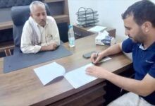 مدير عام الوازعية يشهد توقيع عقد عمل لترميم الملعب الرياضي في المديرية