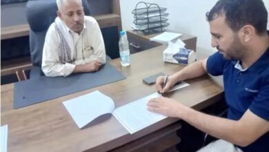 مدير عام الوازعية يشهد توقيع عقد عمل لترميم الملعب الرياضي في المديرية