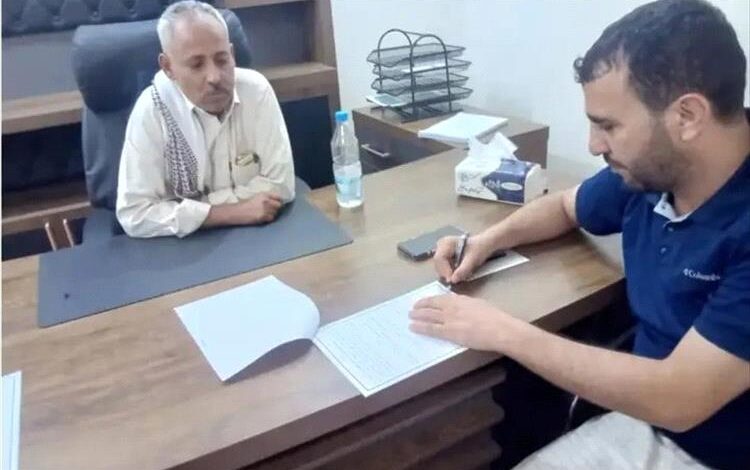 مدير عام الوازعية يشهد توقيع عقد عمل لترميم الملعب الرياضي في المديرية