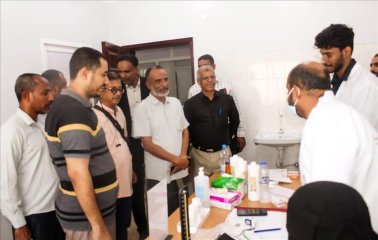 مدير عام بروم ميفع يتفقد عمل القافلة الطبية المجانية بالمركز الصحي ببروم