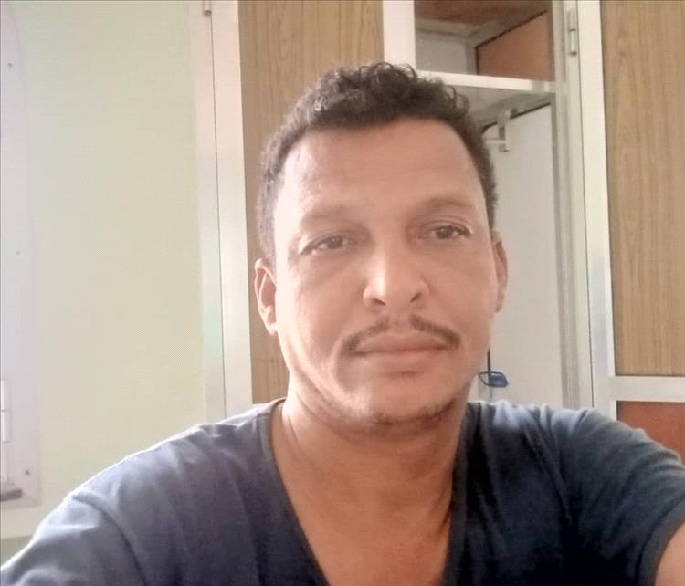 مدير عام مكتب الصحة بلحج يطمئن على صحة إعلامي المكتب يوسف الفقيه