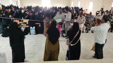 مدير عام موزع يفتتح البازار التسويقي لمنتجات نسوية بالمديرية