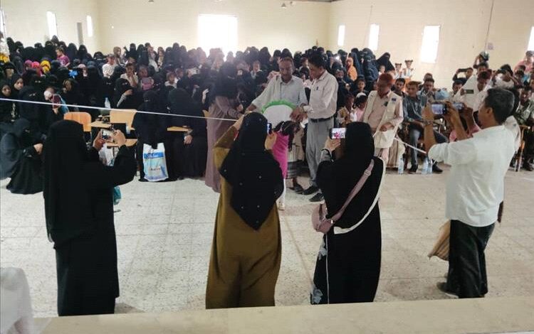 مدير عام موزع يفتتح البازار التسويقي لمنتجات نسوية بالمديرية