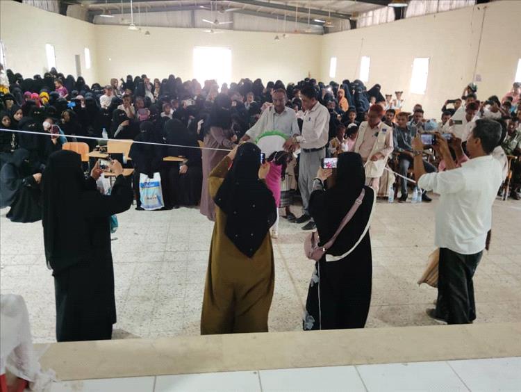 مدير عام موزع يفتتح البازار التسويقي لمنتجات نسوية بالمديرية