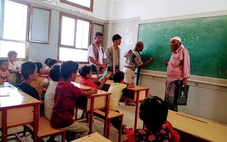 مدير مكتب التربية بالوضيع يتفقد سير عمل برنامج القراءة الإثرائية بعدد من المدارس