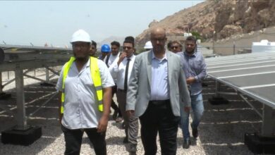 مدير هيئة المصائد السمكية يدشّن مشروع الطاقة الشمسية بمركز الإنزال السمكي بخلف في المكلا