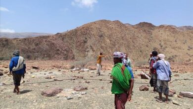 مديري الصحة والأشغال في بروم ميفع يقومان بزيارة لوادي نقب لتحديد موقع بناء وحدة صحية .