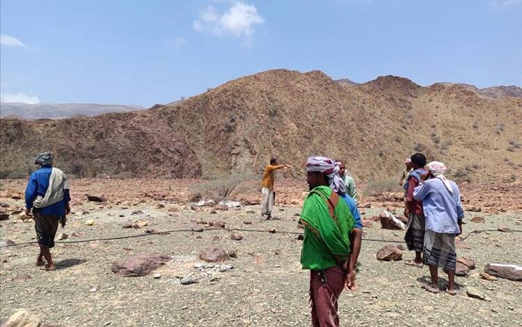 مديري الصحة والأشغال في بروم ميفع يقومان بزيارة لوادي نقب لتحديد موقع بناء وحدة صحية .