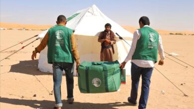مركز الملك سلمان للإغاثة والأعمال الانسانية يوزع مساعدات غذائية وإيوائية طارئة بمحافظة الجوف