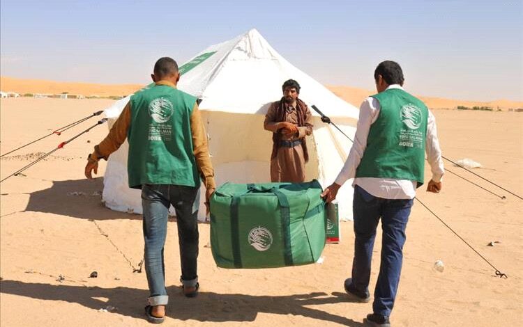 مركز الملك سلمان للإغاثة والأعمال الانسانية يوزع مساعدات غذائية وإيوائية طارئة بمحافظة الجوف