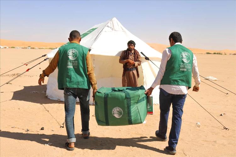 مركز الملك سلمان للإغاثة والأعمال الانسانية يوزع مساعدات غذائية وإيوائية طارئة بمحافظة الجوف