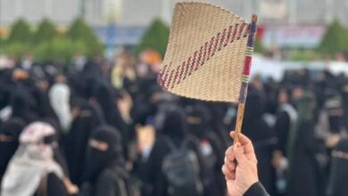 مروحة "العزف" تتحول إلى راية رمزية في التظاهرات النسوية بعدن