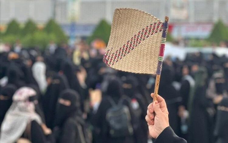 مروحة "العزف" تتحول إلى راية رمزية في التظاهرات النسوية بعدن